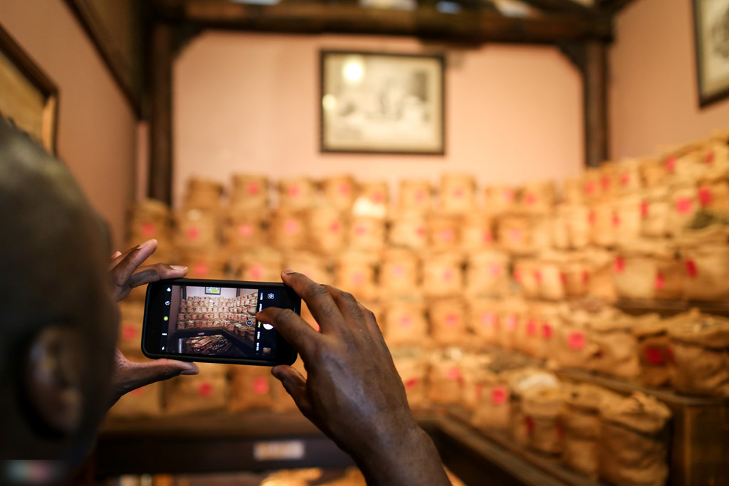 Huyền thoại Arsenal mặc áo dài, đội nón lá Việt Nam